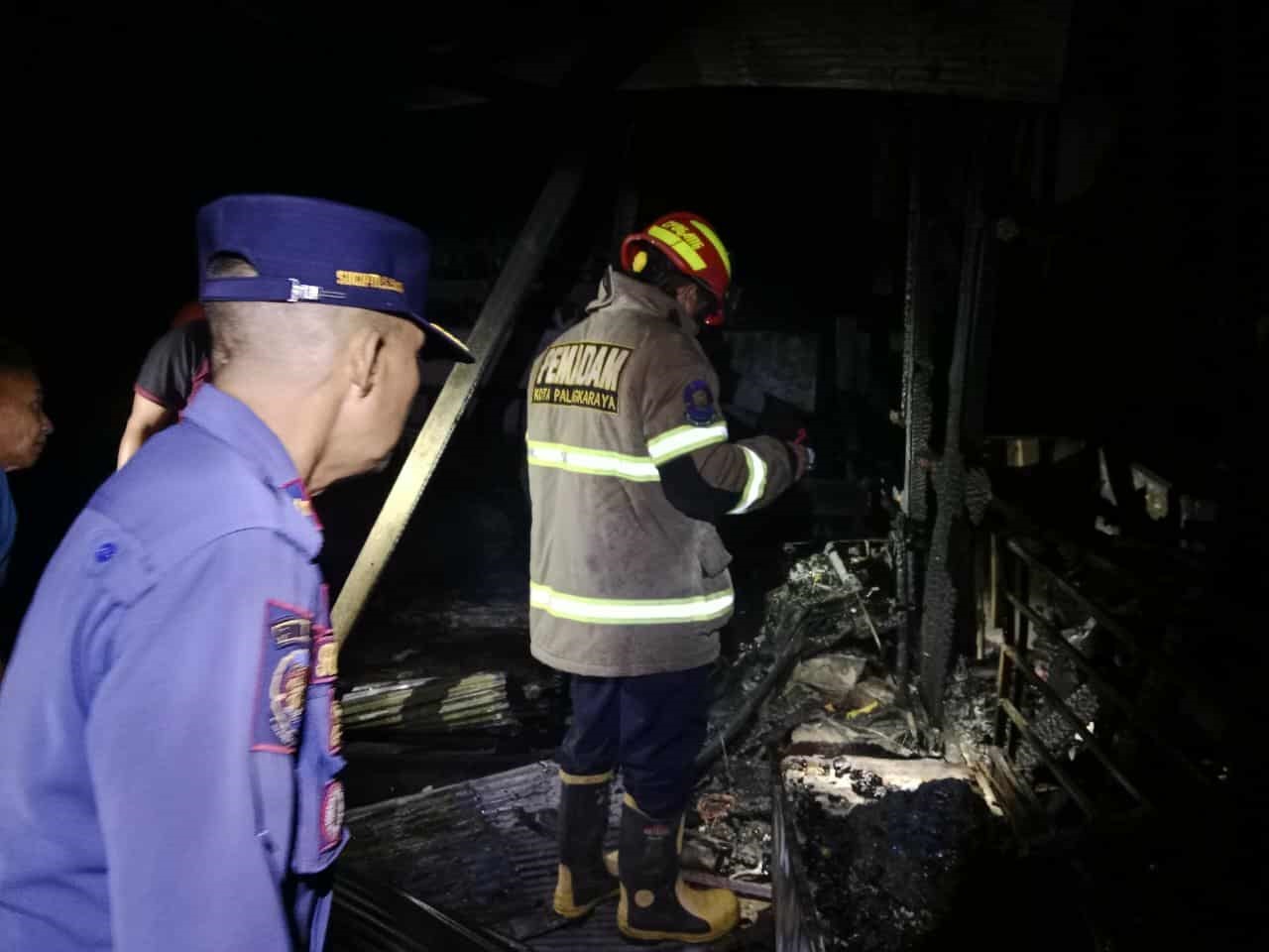 Tim Pemadam kebakaran saat melakukan penanganan kebakaran sebuah rumah semi permanen di Jalan G. Obos Induk, Sabtu malam (18/10).