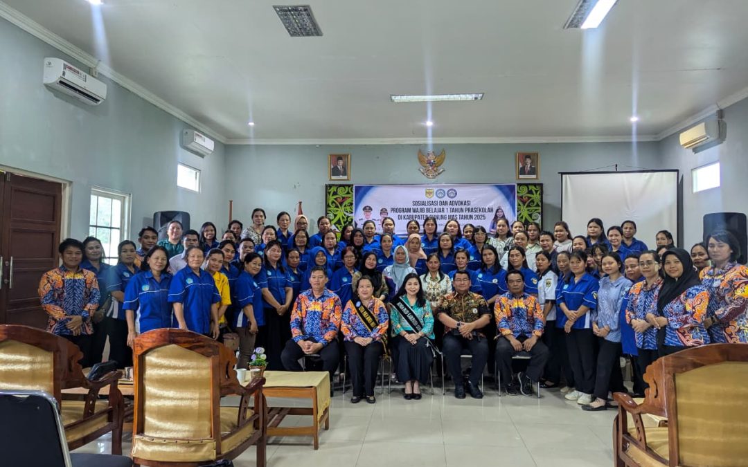 Bunda PAUD Kabupaten Gumas Mimie Mariatie Jaya Samaya Monong didampingi Kepala Disdikpora Aprianto dan Ketua Pokja Bunda PAUD Rameina Widyastuty, saat berfoto bersama dengan peserta sosialisasi