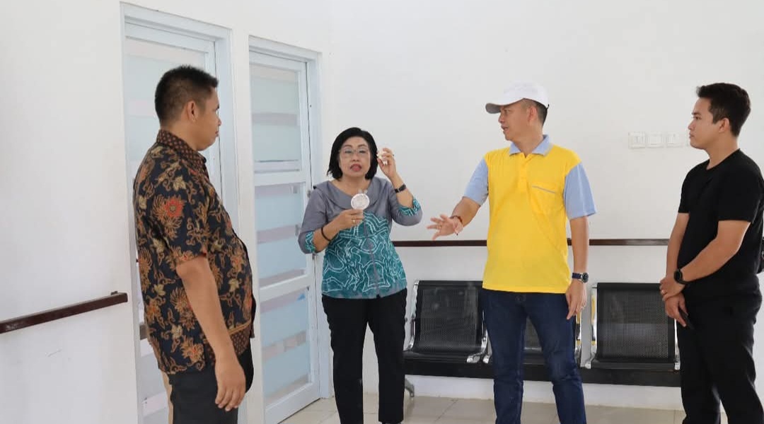 Bupati Gumas Jaya Samaya Monong dan Wakil Bupati Efrensia LP Umbing, ketika meninjau bangunan Puskesmas Tumbang Masukih, di Kecamatan Miri Manasa.