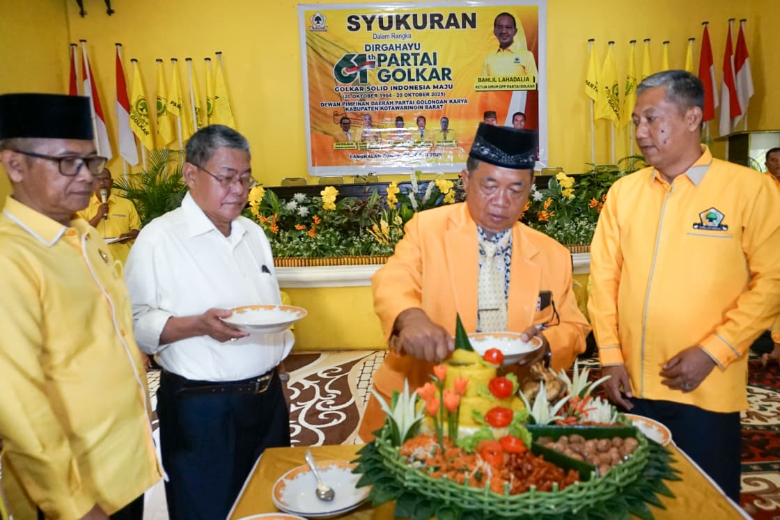 Ketua DPD Partai Golkar H Wisman memotong tumpeng syukuran HUT Partai Golkar ke-61 di Sekretariat DPD Partai Golkar Kabupaten Kobar, Senin (20/10)&nbsp;Sulistyo/Radar Sampit