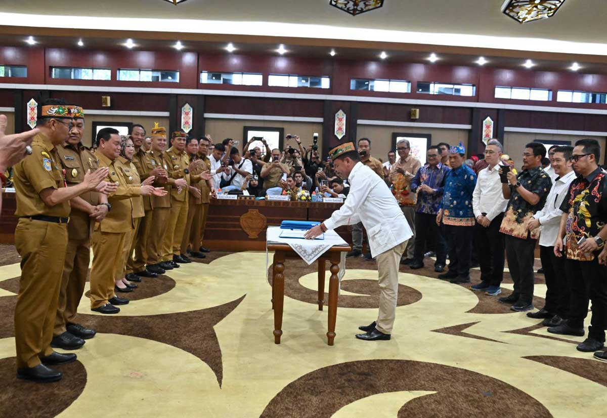 TANDA TANGAN: Gubernur Kalteng Agustiar Sabran menandatangani Pakta Integritas terkait optimalisasi PAD, Senin (20/10).