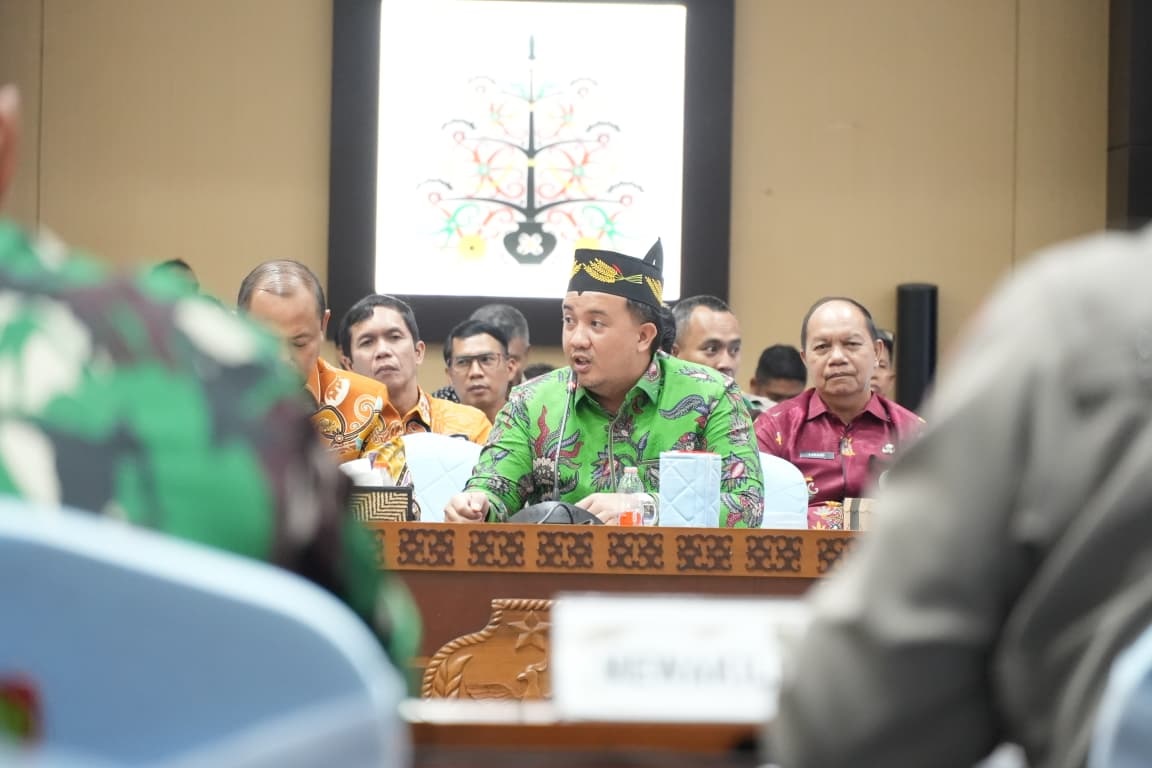 Bupati Lamandau bersama kepala daerah lainnya saat menghadiri rakor evaluasi karhutla.
