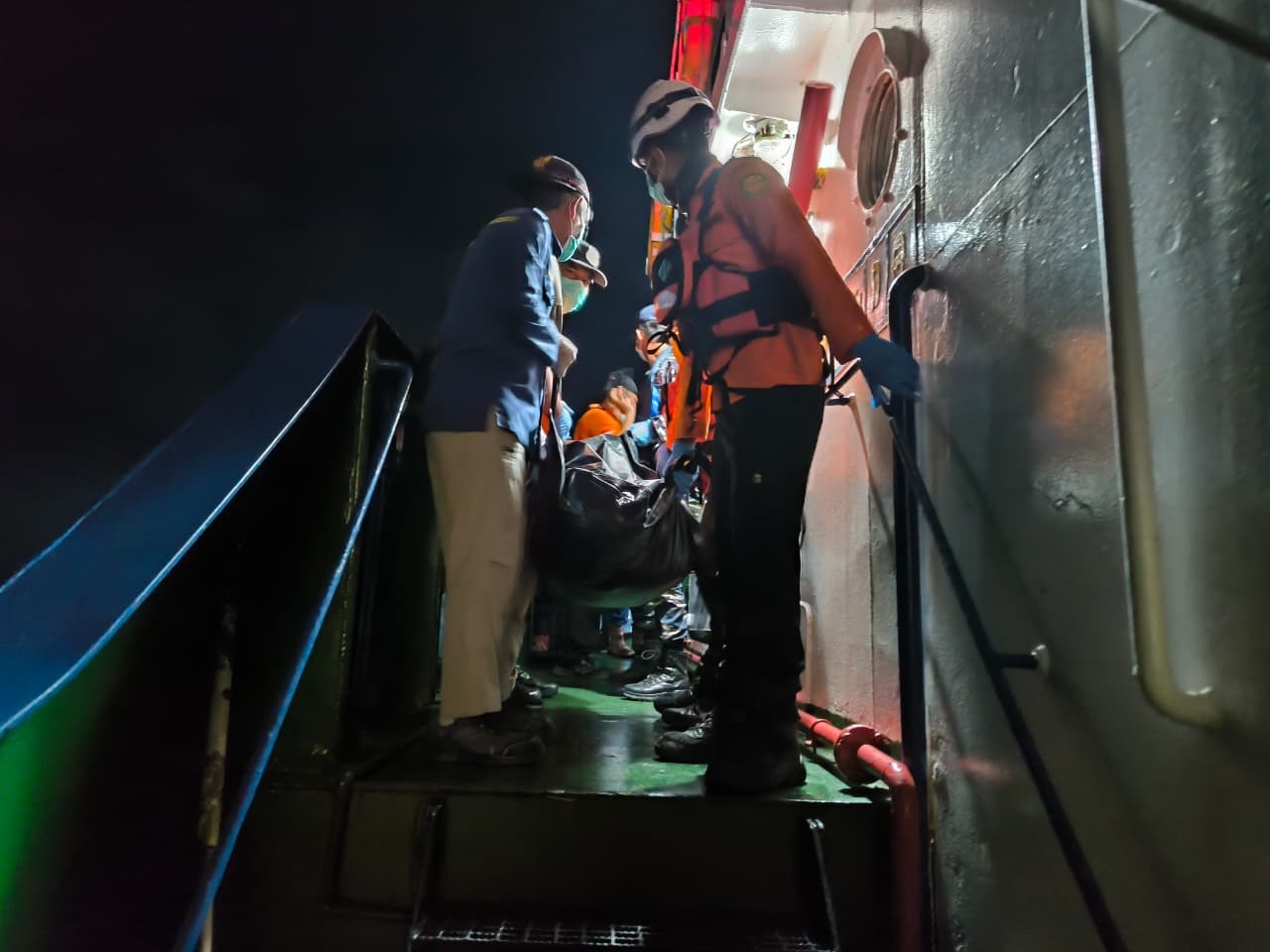 Tim SAR mengevakuasi jenazah dari TB Patria 3 di Laut Jawa, Minggu (19/10).