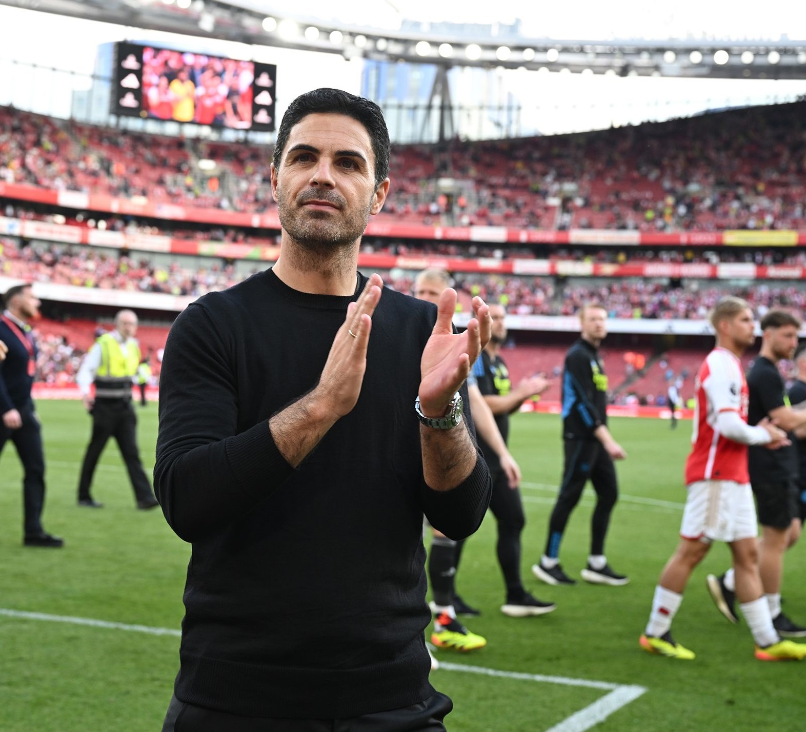 Pelatih Arsenal Mikel Arteta saat merespon pendukungnya di ajang Premier League
