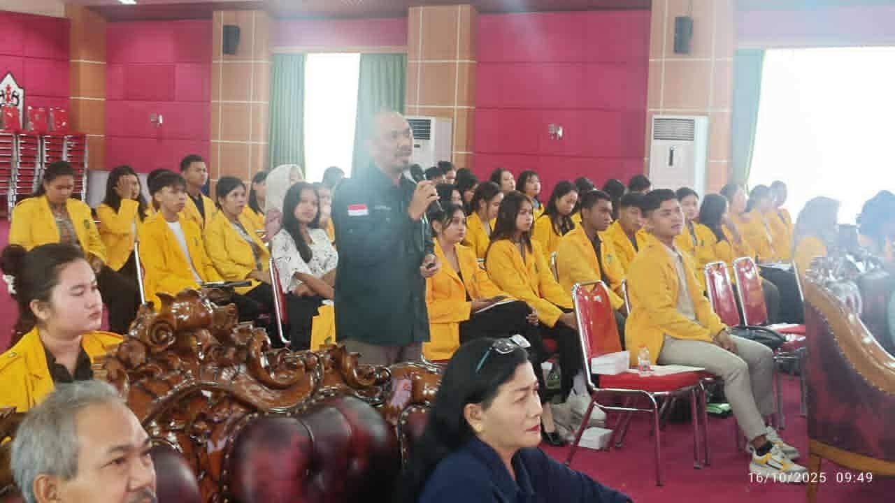 Sekretaris Dinas Perdagangan, Koperasi, Usaha Kecil, dan Menengah (DPKUKMP) Kota Palangka Raya Hardiansyah memberikan paparan dalam seminar kewirausahaan di Universitas Palangka Raya, Sabtu (18/10).