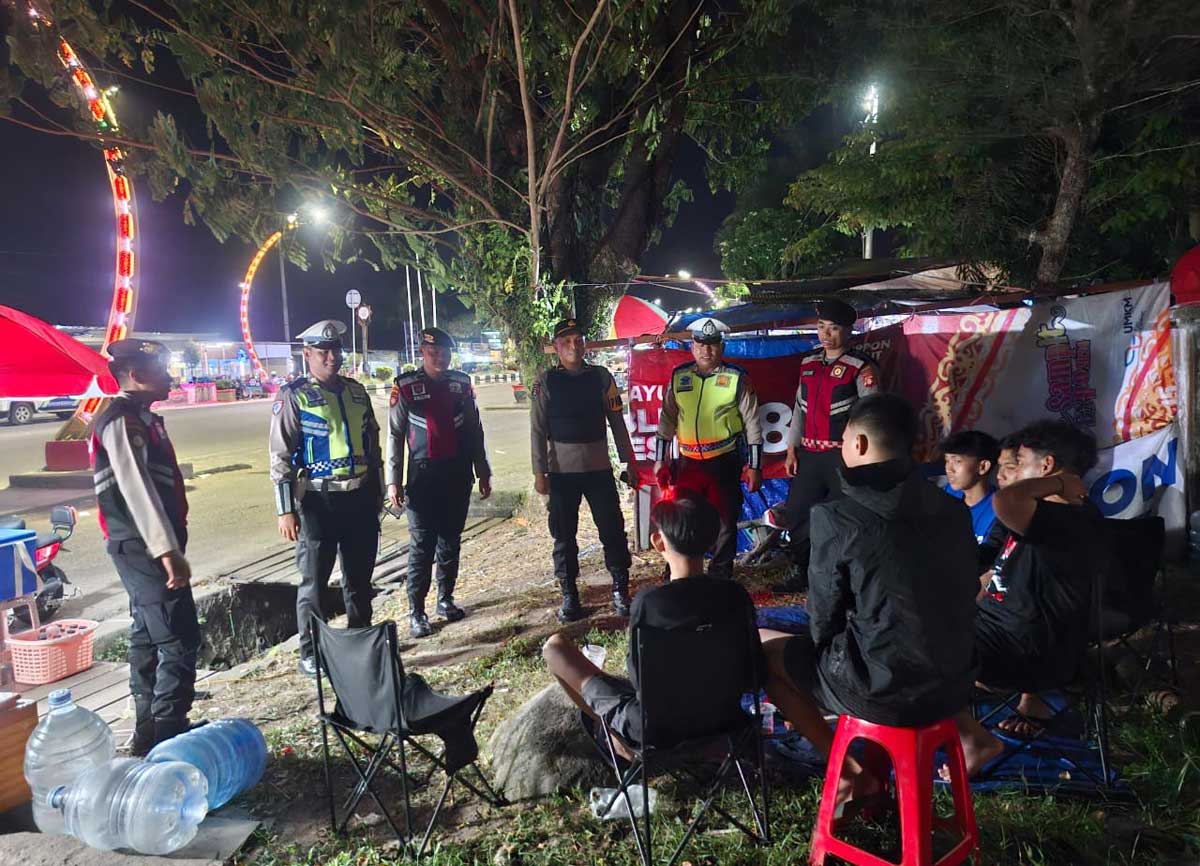 PATROLI: Petugas gabungan Polres Kotim saat mendatangi sekelompok masyarakat yang nongkrong di Terowongan Nur Mentaya, Sampit, Minggu (19/10) malam.