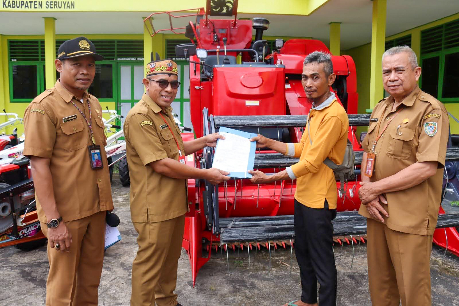 Penyerahan bantuan alsintan kepada perwakilan Brigade Pangan Seruyan, Senin (20/10).
