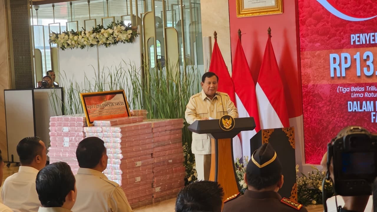 Presiden Prabowo Subianto menghadiri penyerahan uang pengganti kerugian negara dalam kasus tindak pidana korupsi pemberian fasilitas ekspor crude palm oil (CPO) dan turunannya di Gedung Kejagung (Ist)