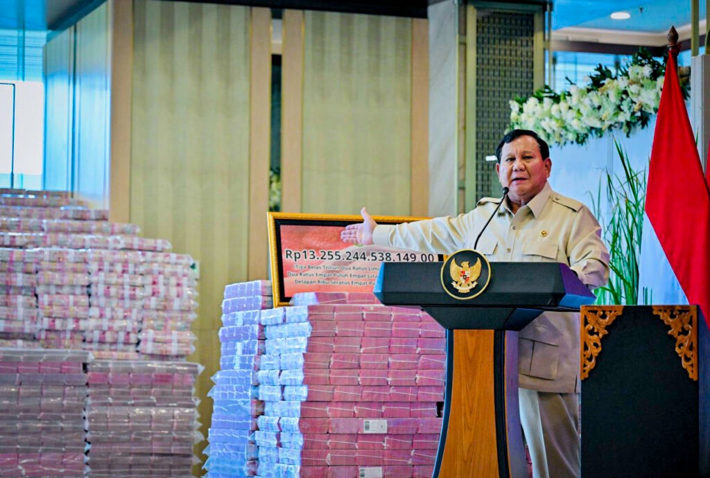 Presiden Prabowo Subianto menyampaikan sambutannya di Gedung Utama Kompleks Kejaksaan Agung RI, Jakarta, pada Senin, 20 Oktober 2025. (Foto: BPMI Setpres)