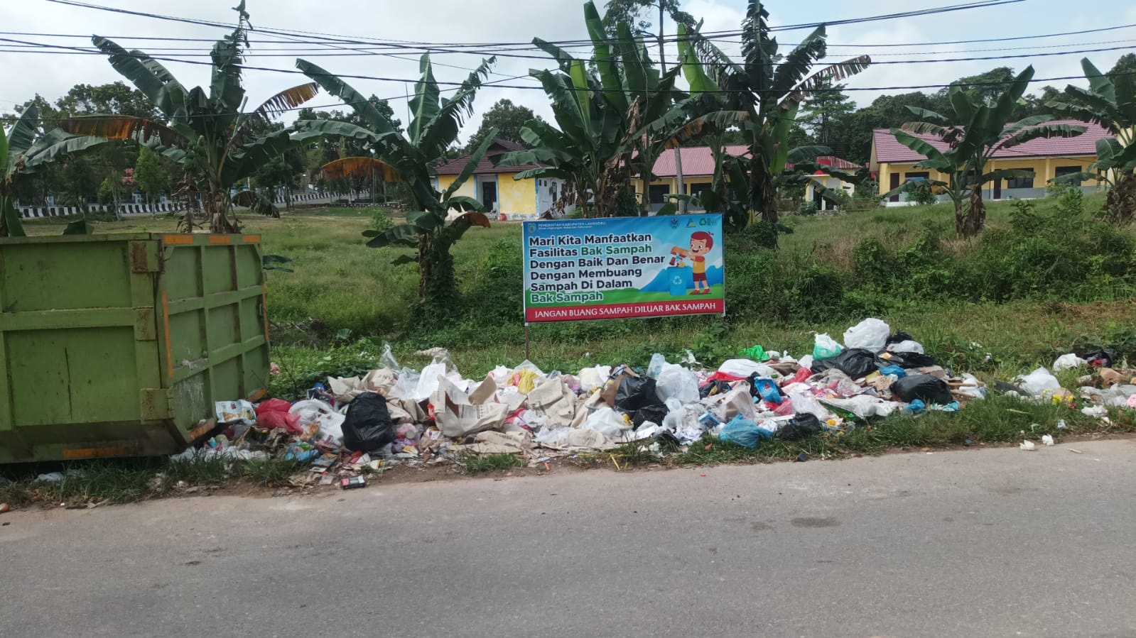 Sampah berserakan di luar bak sampah di Kota Nanga Bulik, Lamandau.