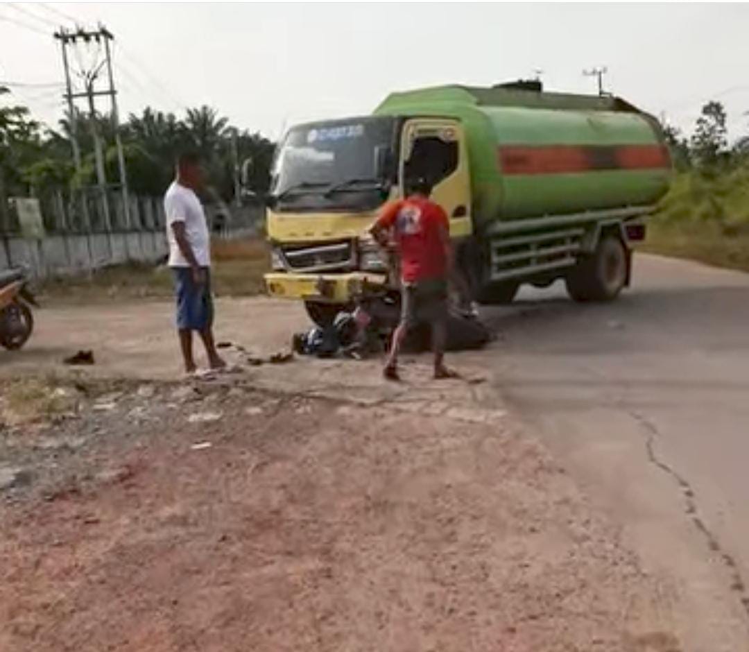 Lokasi kecelakaan di Jalan Poros Parenggean, di depan Gardu Induk PLN, Senin pagi (20/10/2025).