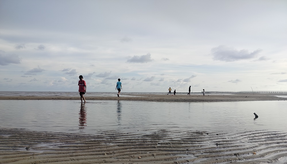 Sejumlah warga saat bermain di tepi pantai pesisir Sukamara.