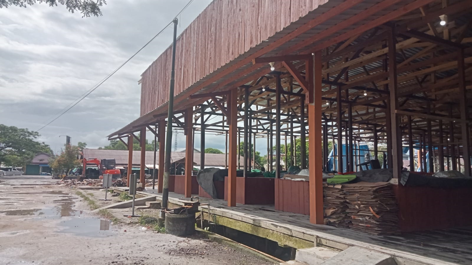 Pedagang mulai menempati lapak di bangunan baru Pasar Saik Sukamara.