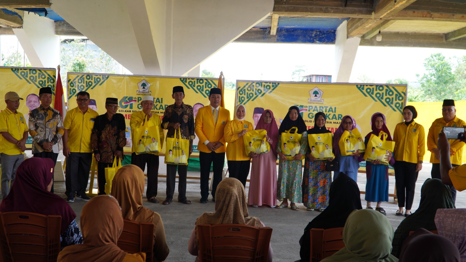 DPD Partai Golkar Kabupaten Lamandau menggelar pemeriksaan kesehatan gratis, santunan kepada anak yatim piatu, pasar murah, dan kegiatan ziarah ke makam pahlawan