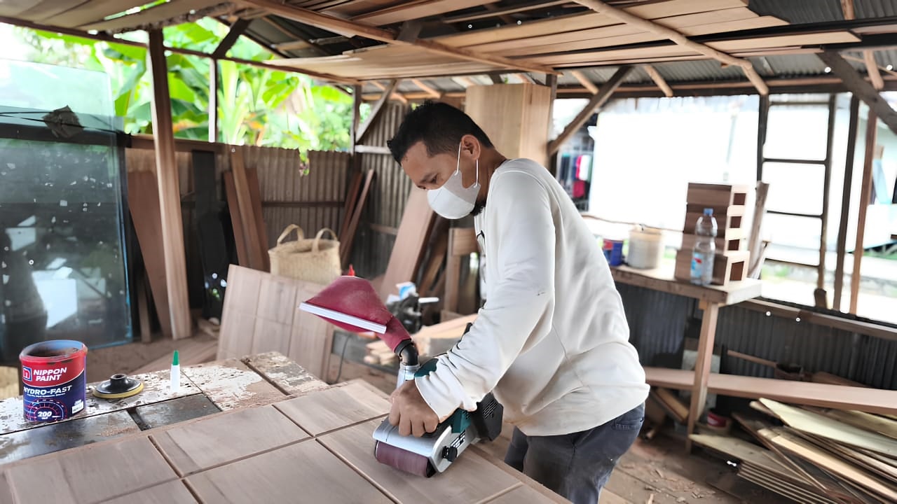 Syuhada, pembuat furniture rumahan asal Marabahan mengaku, listrik membuat pekerjaannya jauh lebih mudah, cepat dan berkualitas.