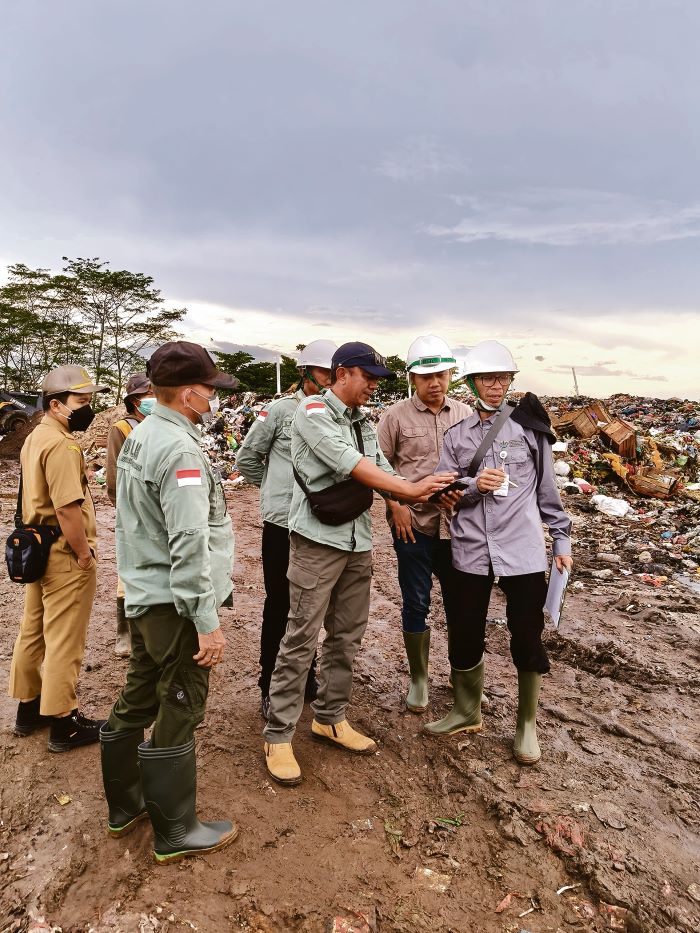 DINILAI : Tim Penilai Adipura Perwakilan KLHK melakukan pemantauan di TPA Jalan Jenderal Sudirman KM 14, Sampit, Senin (20/10/2025). FOTO: DLH KOTIM/RADAR SAMPIT