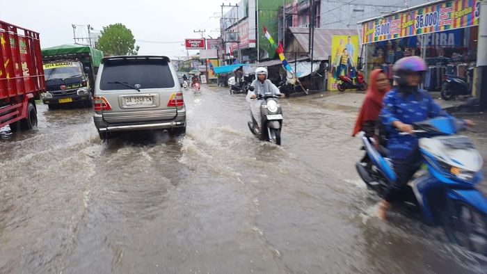 TERENDAM: Air yang meluap dan membanjiri jalan Pelita Timur di Kota Sampit, beberapa waktu lalu. FOTO: DOK.HENY/RADAR SAMPIT