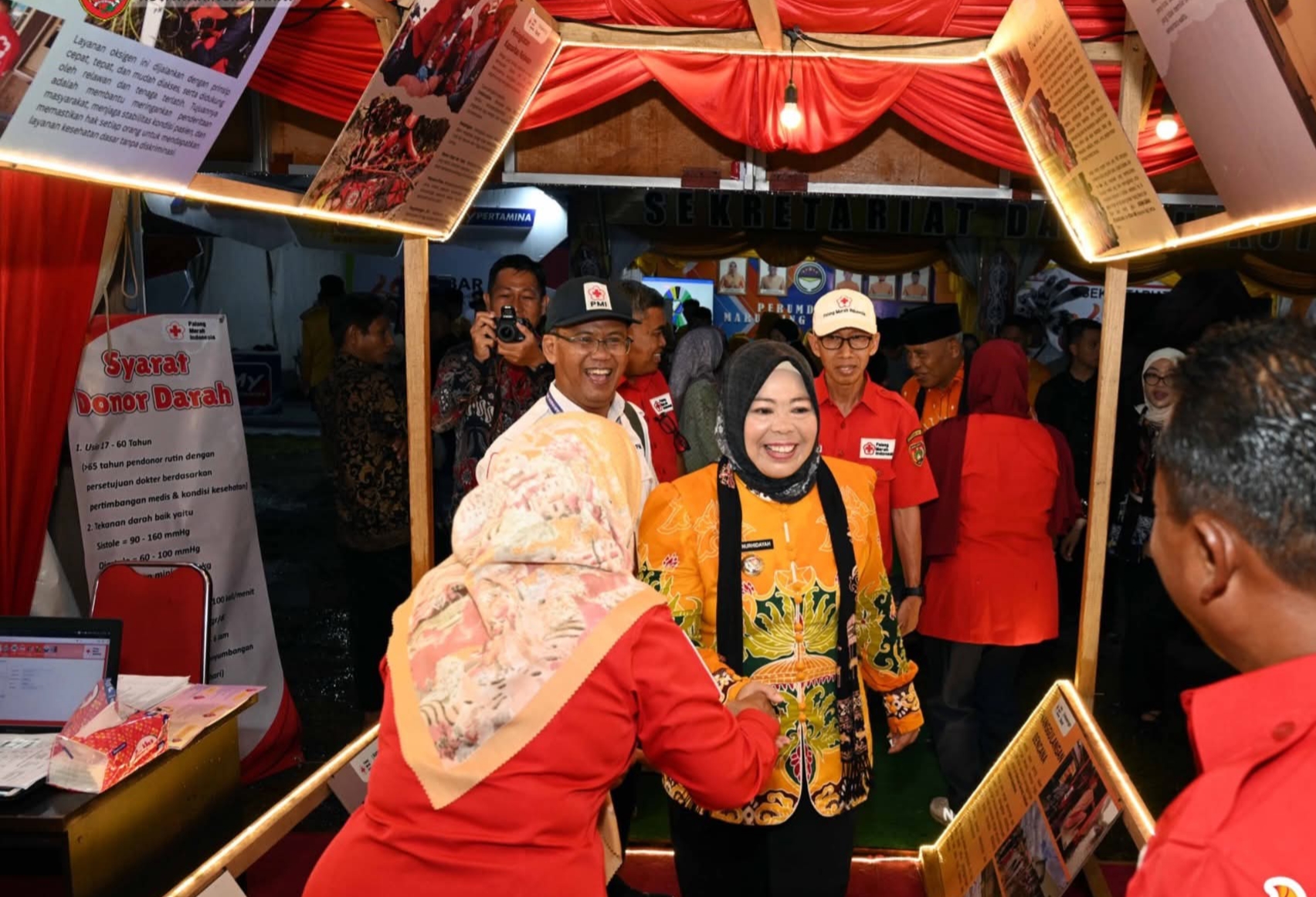 Bupati Kobar Nurhidayah bersama Wakil Bupati Suyanto, saat meninjau salah satu stan Kobar Expo 2025 belum lama ini.