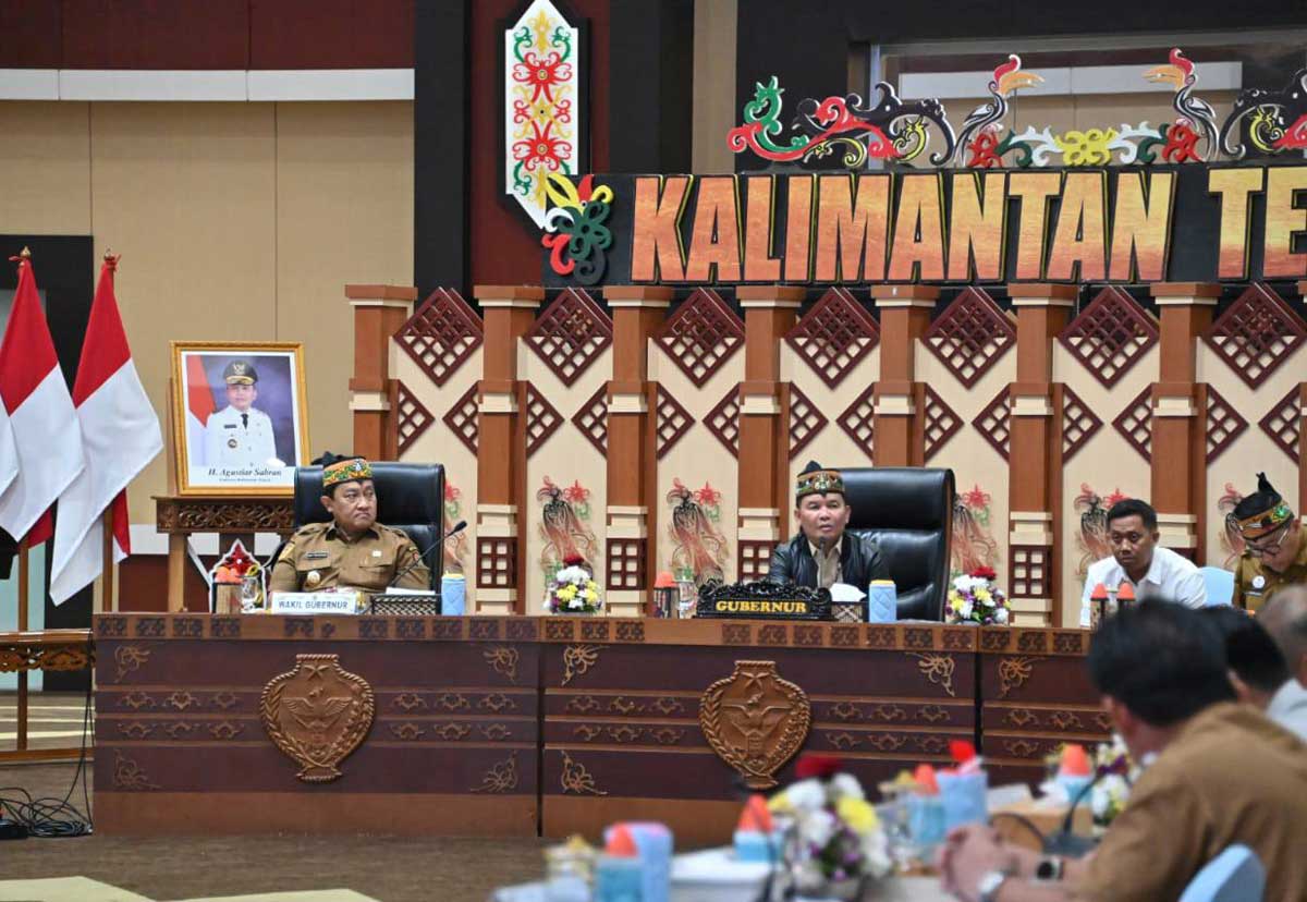TINGKATKAN PAD: Gubernur Kalteng Agustiar Sabran saat memimpin rakor Optimalisasi PAD sektor pertambangan di Aula Jayang Tingang, Selasa (21/10/2025).