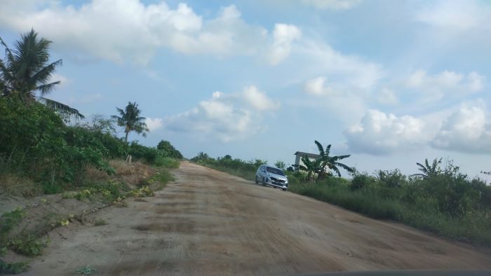  INFRASTRUKTUR: Jalan sudah membaik membuat akses pemasaran hasil kebun warga pesisir pantai Sukamara menjadi lebih mudah. FOTO: FAUZIANNUR/RADAR SAMPIT 