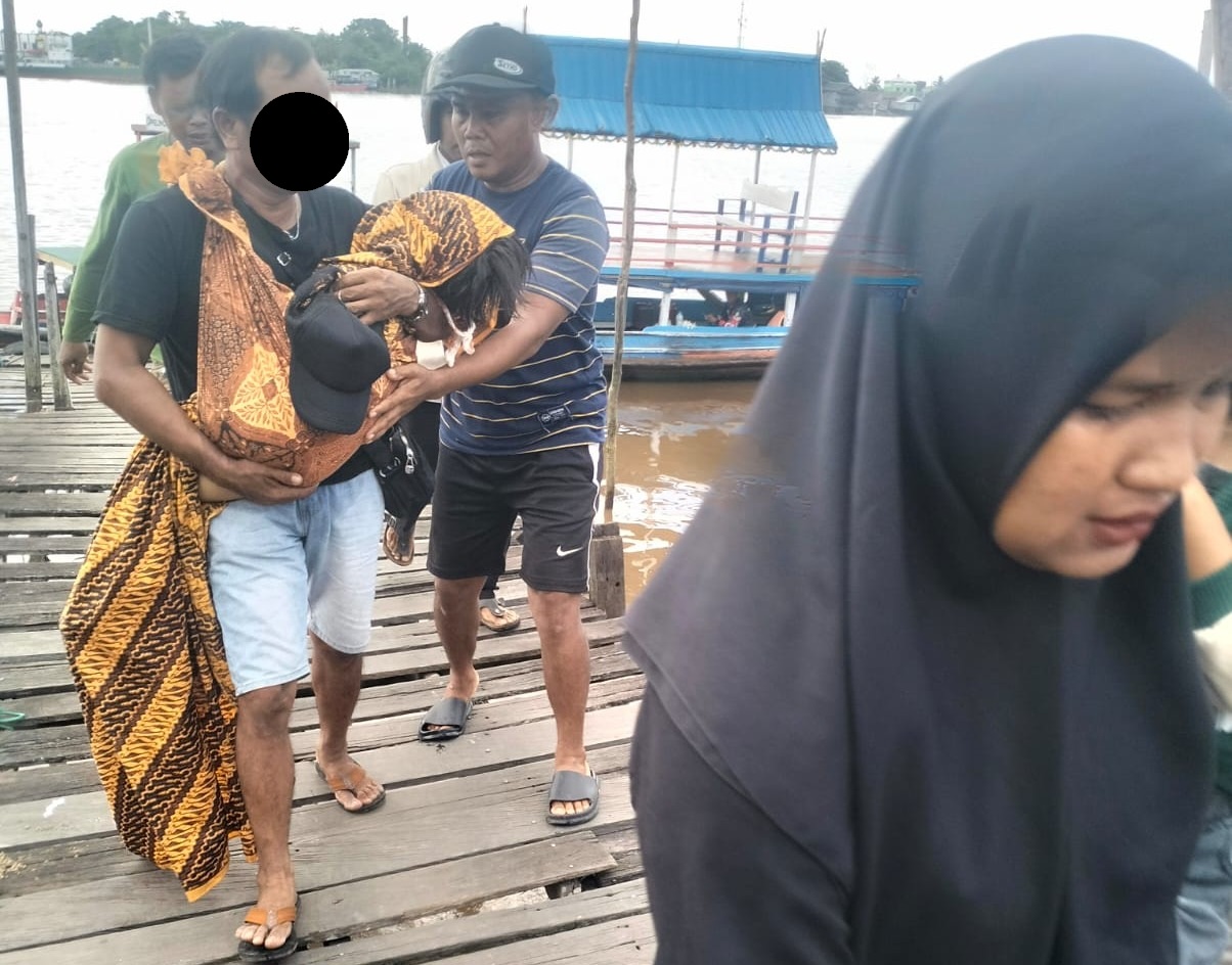 Keluarga korban membawa jenazah Sofi, korban terhimpit kapal feri di Mentaya Seberang, Selasa (21/10/2025). (Istimewa)