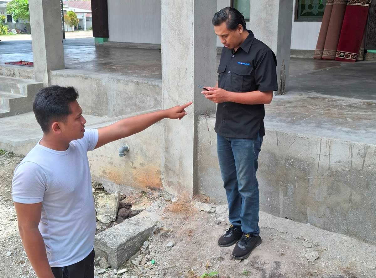 SASARAN MALING: Imam Masjid Nur Qolbu menunjukan lokasi percobaan pencurian kotak amal di Jalan Pramuka, Sampit, Selasa (21/10).