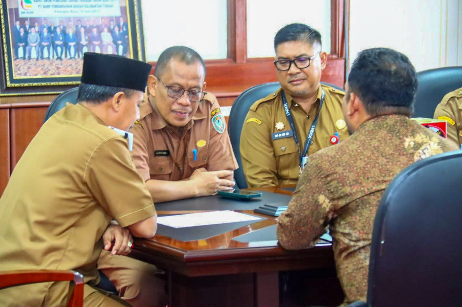 : Pertemuan antara Wakil Bupati Seruyan Supian, dan beberapa pejabat Pemkab Seruyan, bersama tim pemeriksa BPK RI Perwakilan Kalteng, Selasa (21/10).