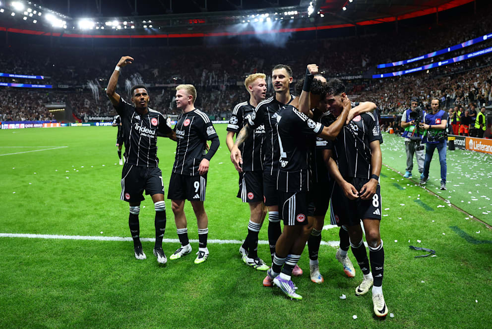 Para pemain Eintracht Frankfurt saat di laga kendang, di stadion Commerzbank Arena, Jerman.
