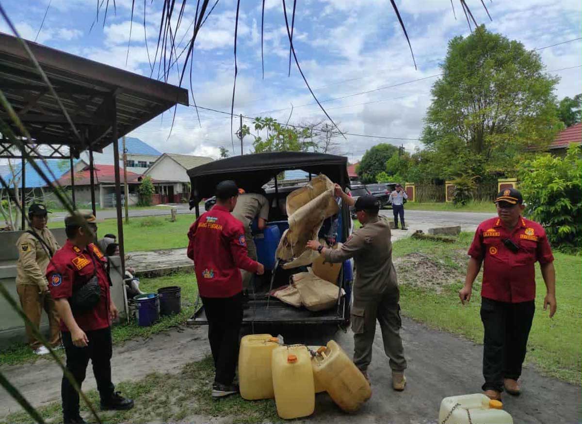 DIAMANKAN: Tim gabungan membongkar praktik mafia BBM dengan menyita jeriken dalam operasi yang menyasar tiga SPBU di Kota Palangka Raya, Selasa (21/10/2025).