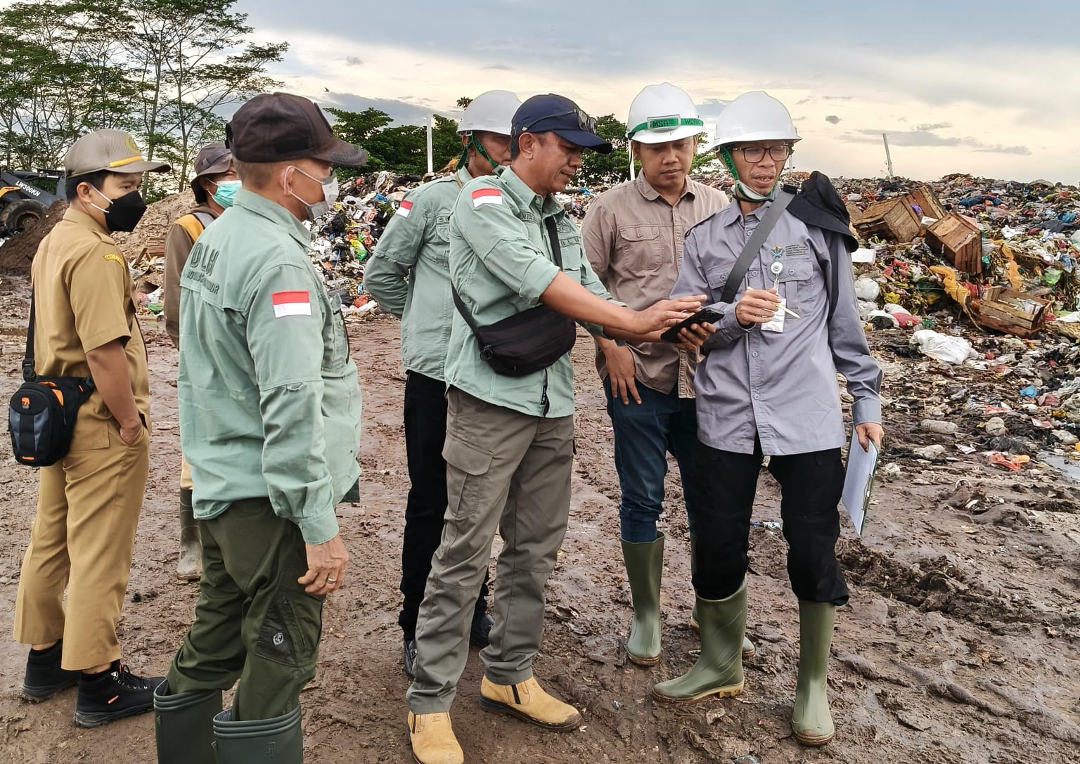 Tim penilai Adipura memantau kondisi tempat pembuangan akhir di Jalan Jenderal Sudirman Kilometer 14 Sampit, Senin (20/10/2025).