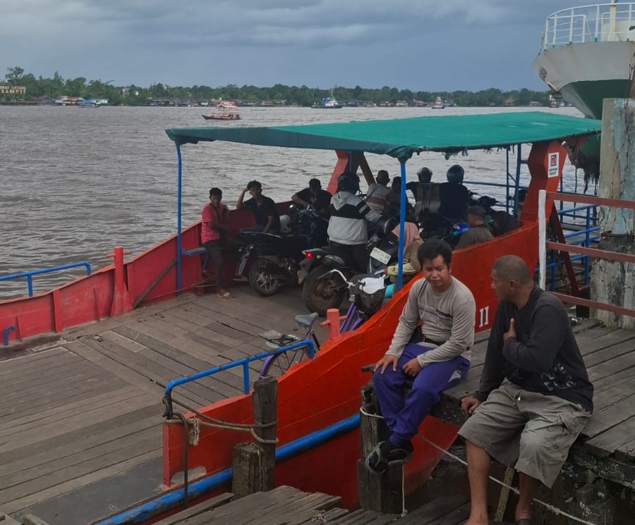 PENYEBERANGAN: Suasana kawasan Pelabuhan Sampit, tampak ramai usai bocah berusia 5 tahun dikabarkan tewas terpeleset, pada Selasa (21/10) siang.&nbsp;FAHRY/RADAR SAMPIT