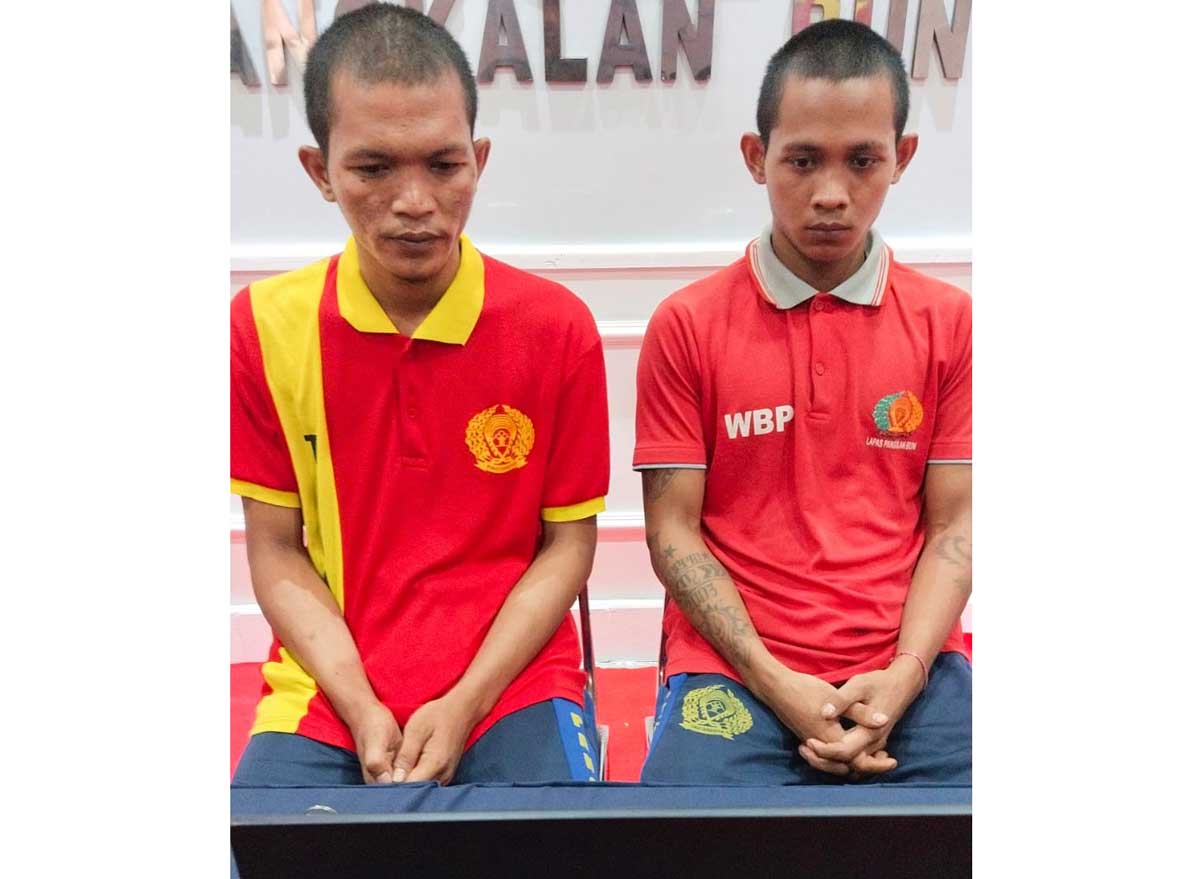TERIMA GANJARAN: Dua karyawan yang menganiaya atasannya sendiri saat menjalani sidang.