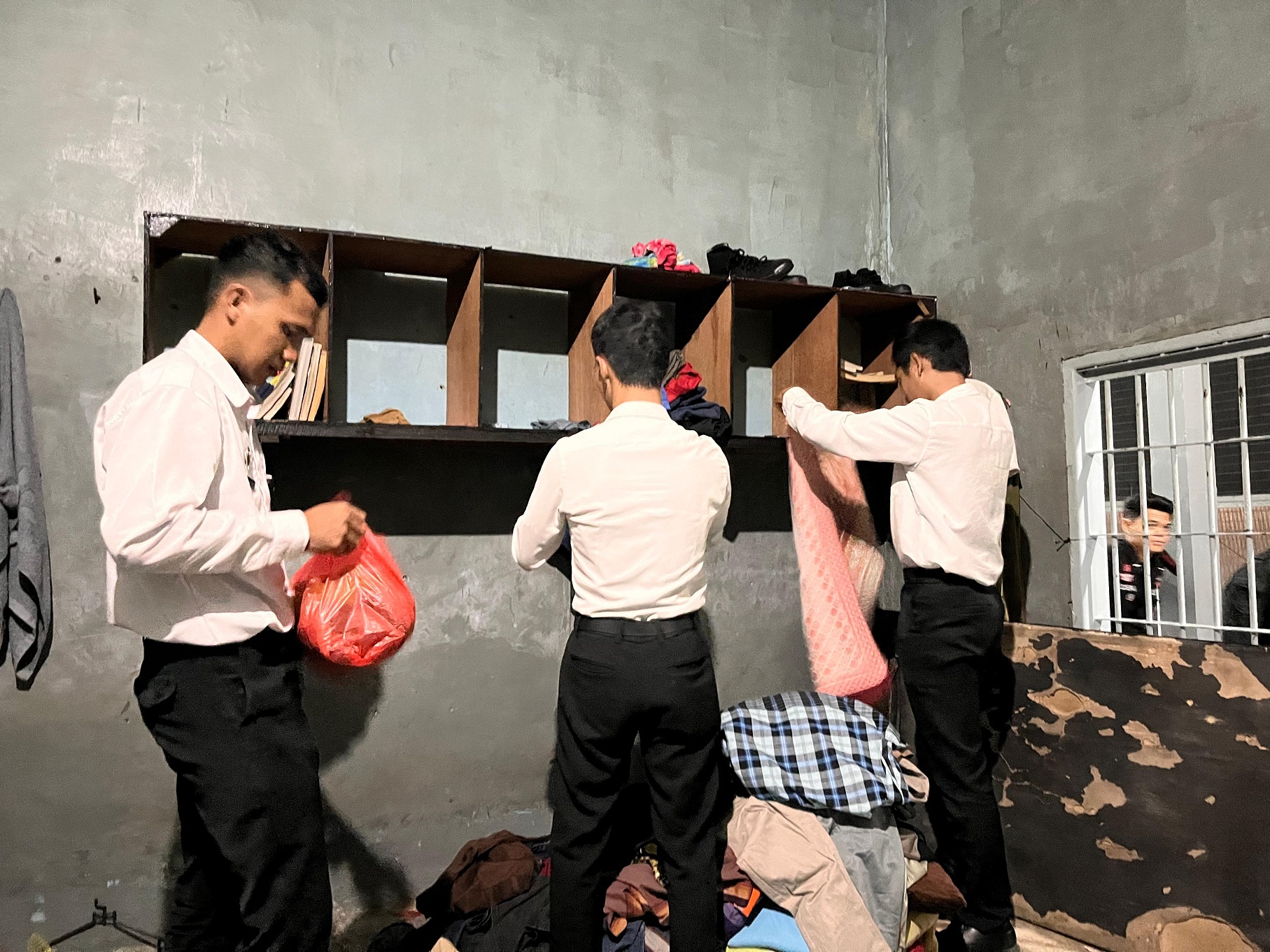 Petugas Lapas Sukamara saat merazia salah satu blok kamar hunian warga binaan.