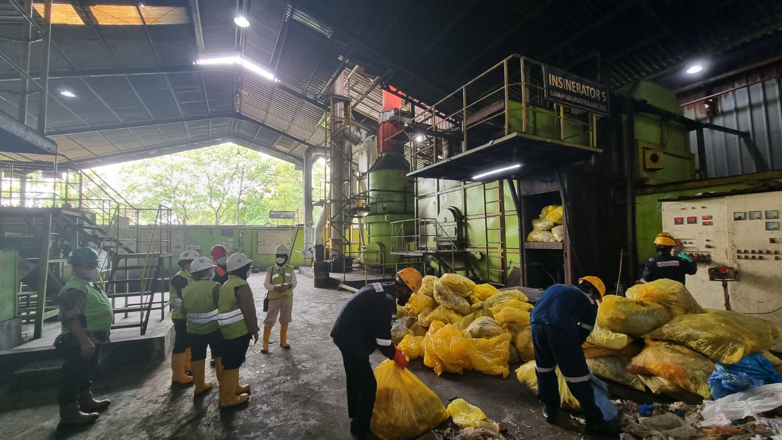 Rombongan Dinkes Lamandau  cek lokasi pemusnahan obat kadaluwarsa di Karawang, Jawa Barat.