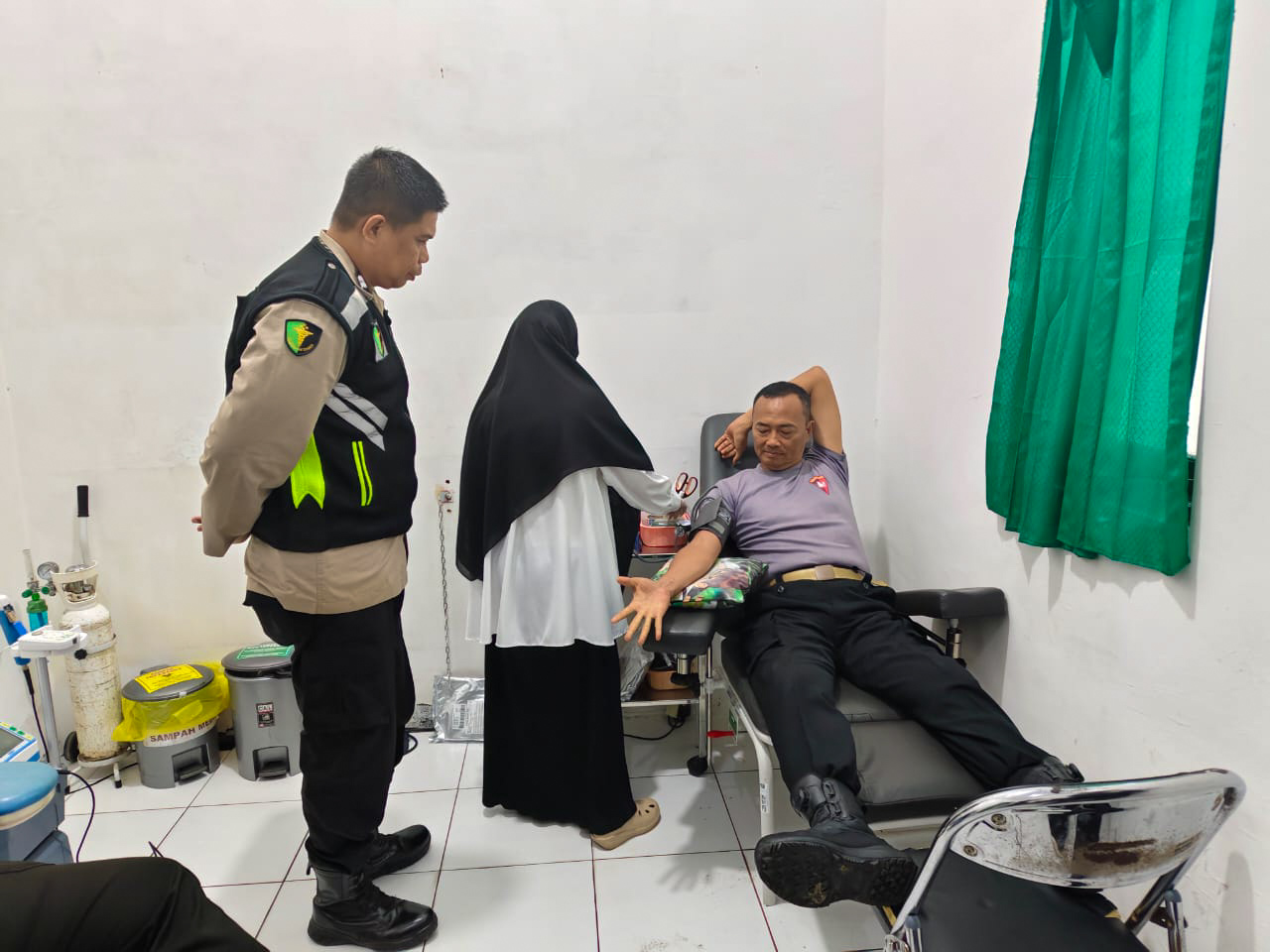 Kegiatan donor darah sejumlah personel Polres Seruyan dan beberapa wartawan media lokal di RSUD Kuala Pembuang, Rabu (22/10).
