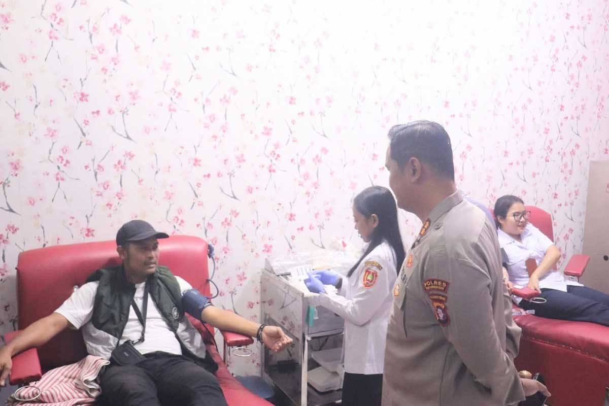 AKSI KEMANUSIAAN: Ketua PWI Kobar saat mendonorkan darah dalam kegiatan yang digelar Polres Kobar, Rabu (22/10).