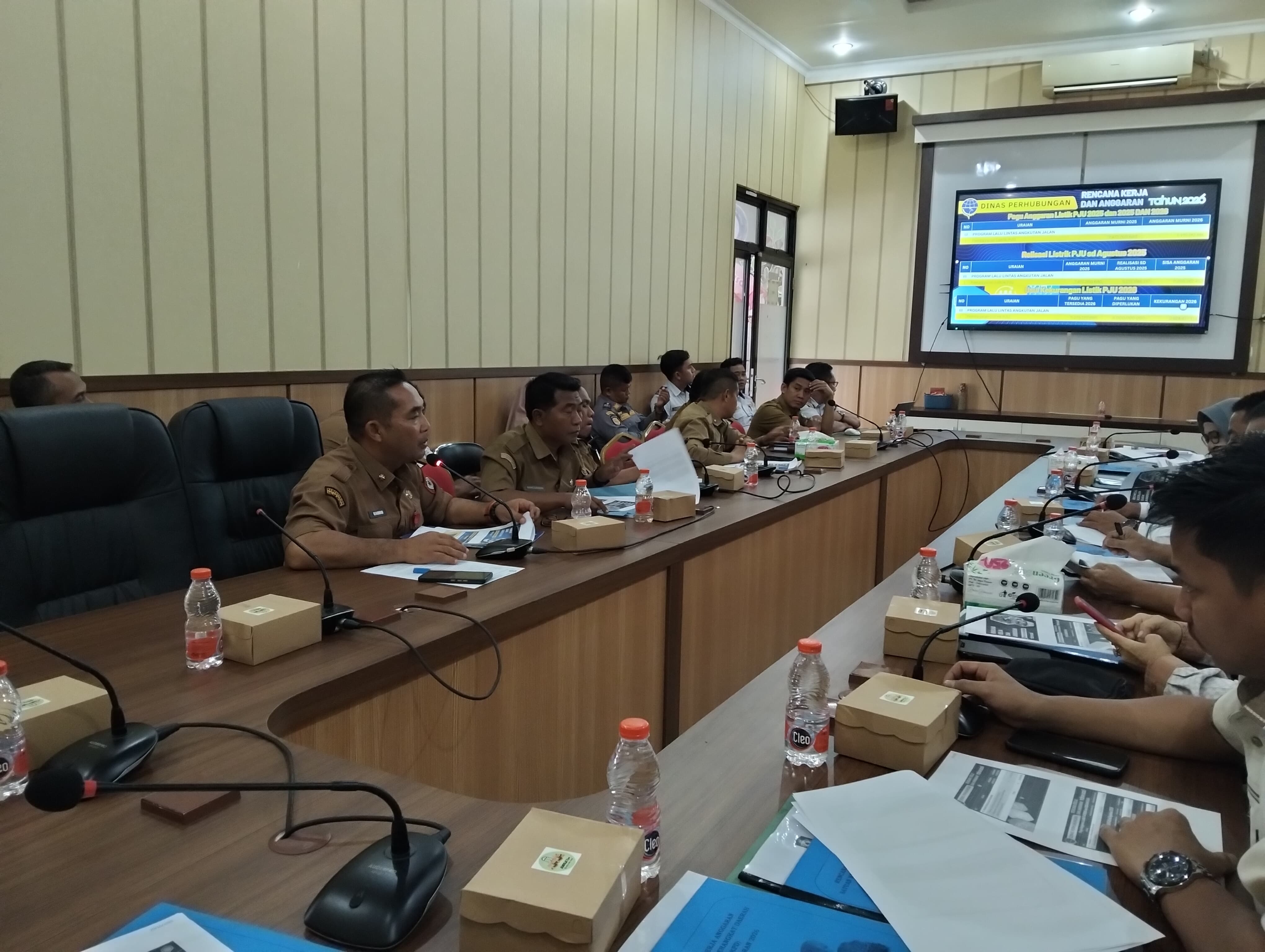 PEMBAHASAN : Rapat pembahasan anggaran Dishub Kotim dengan Komisi IV DPRD Kotim, Selasa (21/10).