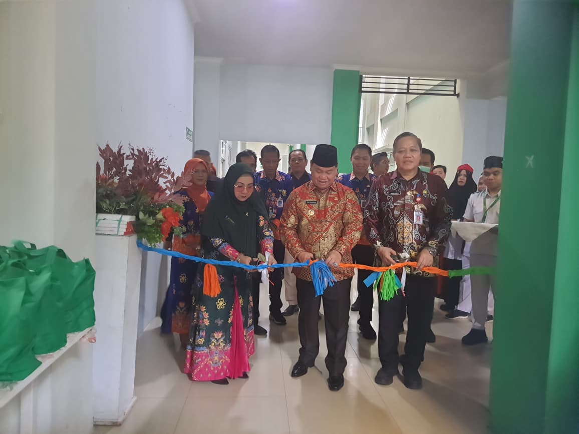 PERESMIAN:&nbsp;Bupati Kotim Halikinnor bersama Plt Direktur RSUD dr Murjani Sampit dr Yulia Nofiany dan Kadinkes Kotim Umar Kaderi meresmikan Kelas Rawat Inap Standar di Ruang Tulip Lantai II RSUD Murjani