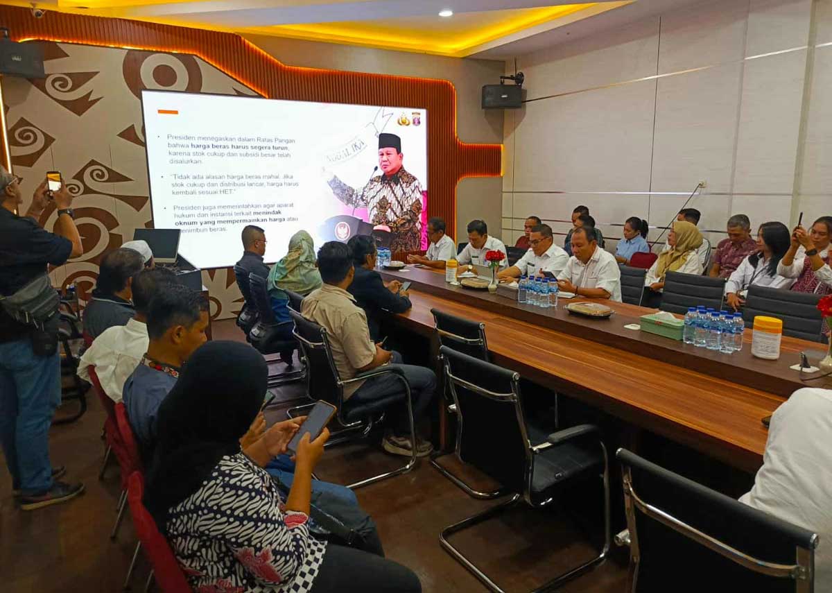 RAPAT: Direktorat Kriminal Khusus Polda Kalteng bersama sejumlah pihak terkait saat menggelar rapat pengendalian harga beras, Rabu (22/10/2025).