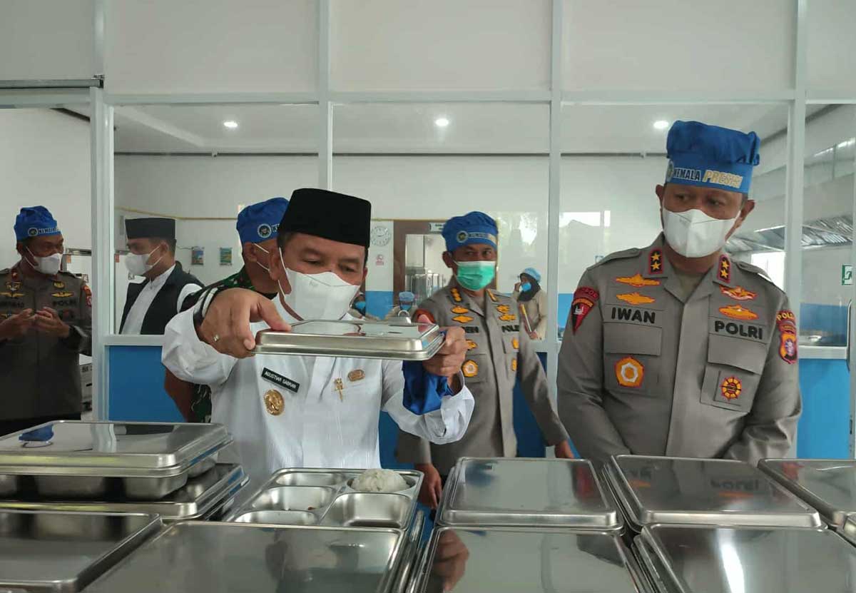 MENINJAU: Gubernur Kalteng Agustiar Sabran bersama Kapolda Kalteng Irjen Pol Iwan Kurniawan dan Panglima Kodam (Pangdam) Mayjen TNI Zainul Arifin saat meninjau SPPG Kemala 1 Presisi Polda Kalteng.