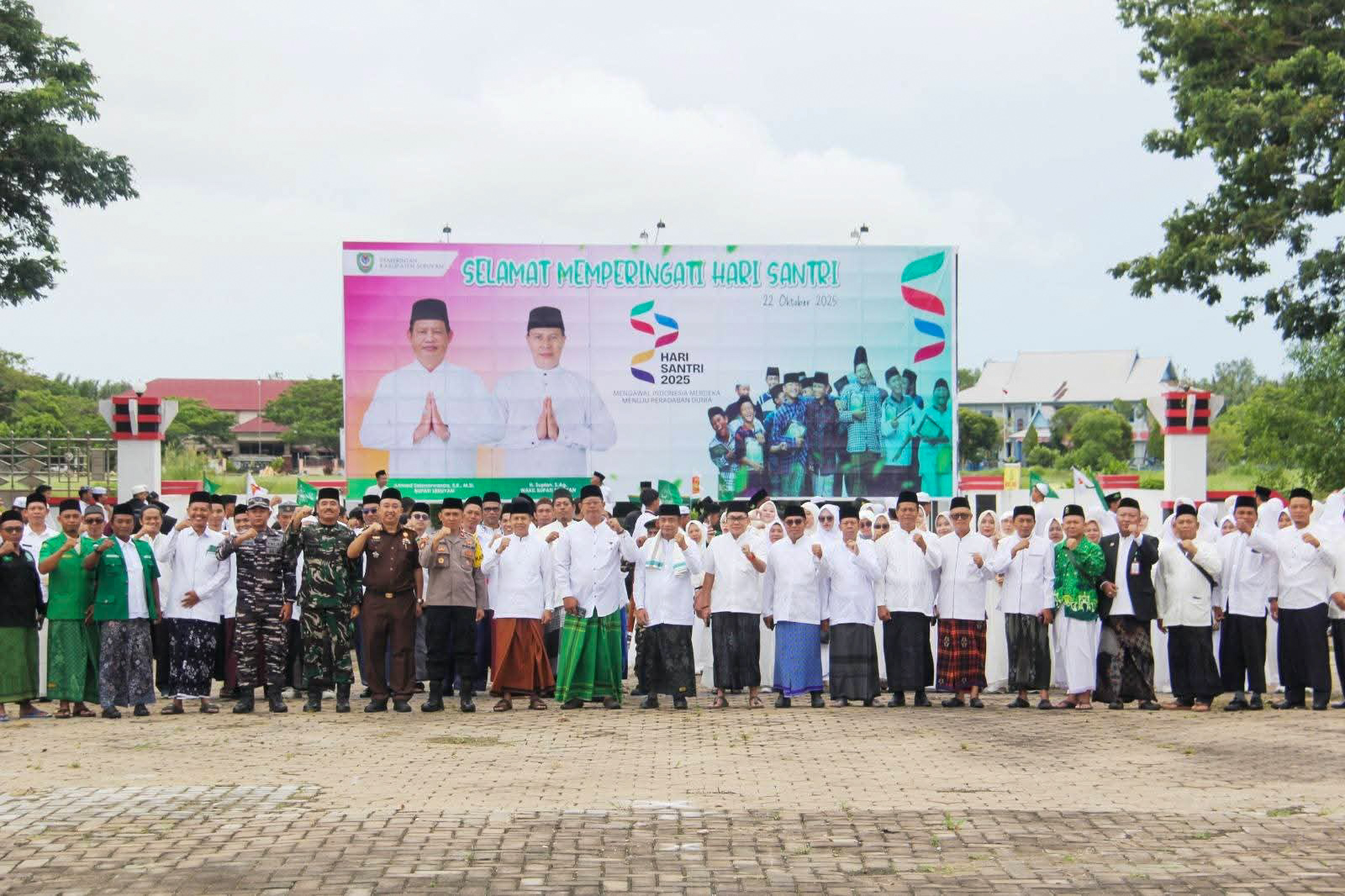 Para santri dan unsur forkopimda di Seruyan saat mengikuti apel Hari Santri Nasional 2025, Rabu (22/10).