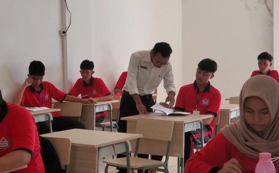 Salah seorang guru Sekolah Rakyat Kotim saat mengajari siswanya. (Ist)