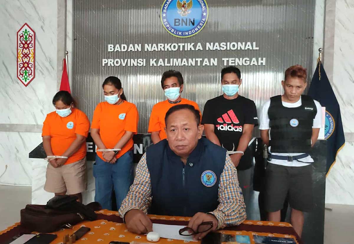 DITANGKAP: BNNP Kalteng mengamankan lima tersangka kasus narkoba yang salah satunya mengaku sebagai perwira BNNP Kalteng, Kamis (23/10).