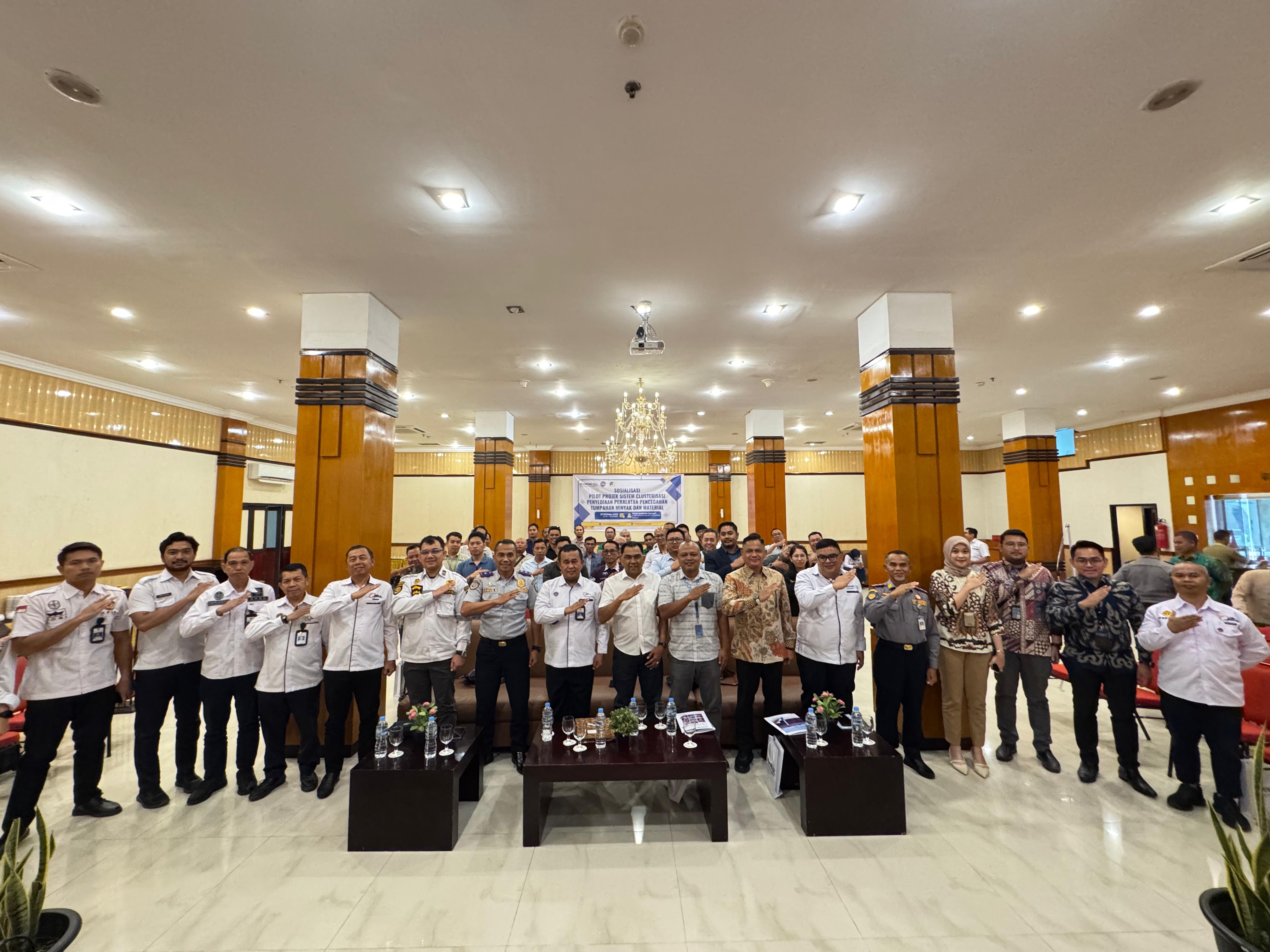 FOTO BERSAMA: Kegiatan sosialisasi clusterisasi peralatan pencegahan tumpahan minyak, Kamis (23/10).KSOP KELAS III SAMPIT UNTUK RADAR SAMPIT