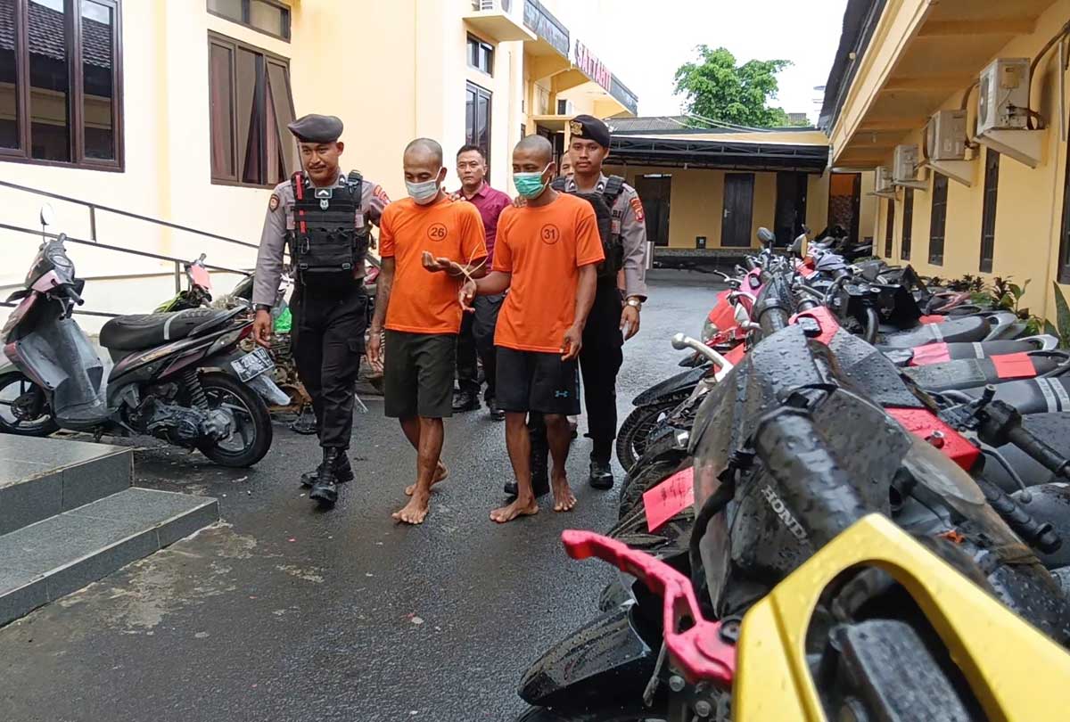 DIAMANKAN: Dua pelaku pencurian kendaraan bermotor, Ricki Amdani dan Ilas, diamankan polisi bersama 80 kendaraan bermotor hasil kejahatannya, Kamis (23/10).