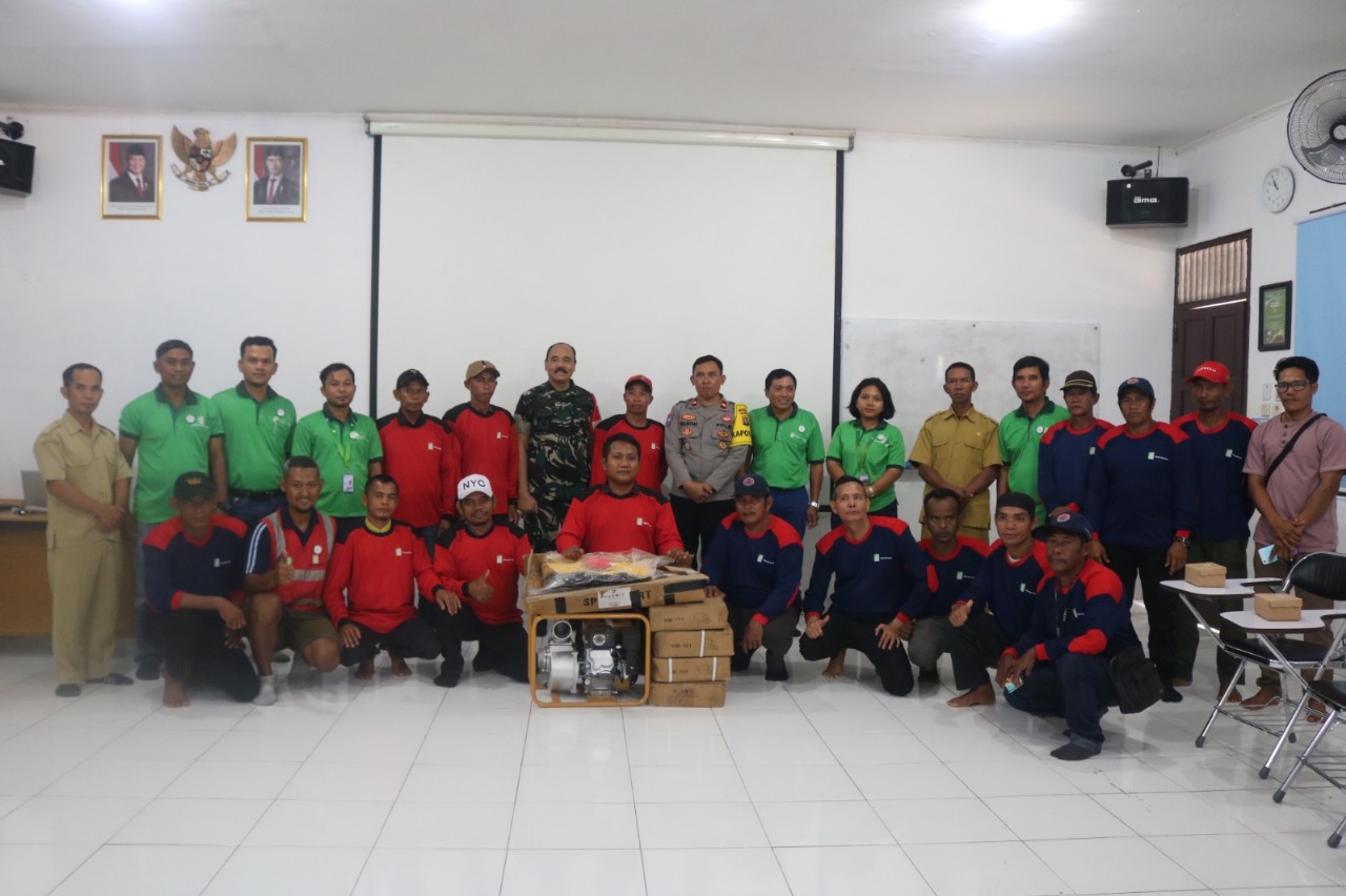 Pemberian sarana dan prasarana pencegahan dan penanggulangan Karhutla oleh GBSM dan MIK kepada enam desa binaan. Komandan Koramil 1015-09 Seruyan Hilir Letda Inf Supriyono dan Kapolsek Seruyan Hilir I