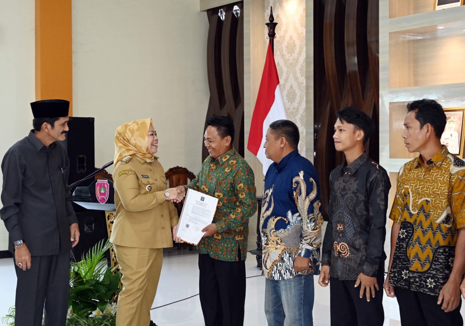 Bupati Kobar menyerahkan legalitas Koperasi Merah Putih kepada kepala desa, Juni lalu.