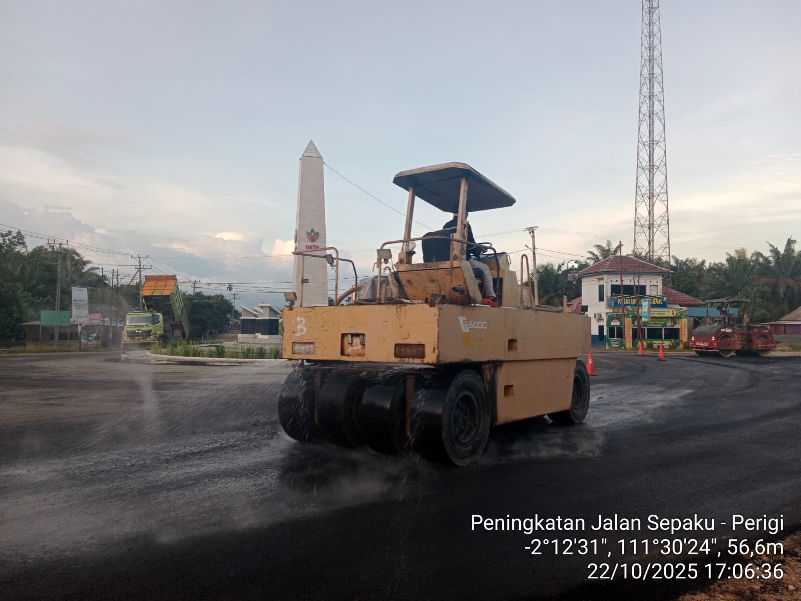 Proses pengaspalan jalan Bundaran Sepaku- Perigi.