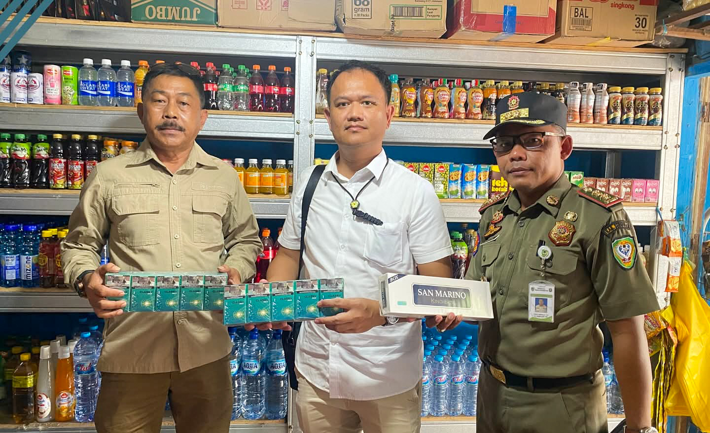 Kasatpol PP Seruyan Junaidi (kiri) mendampingi petugas Bea Cukai Sampit menyita rokok ilegal, Kamis (23/10).