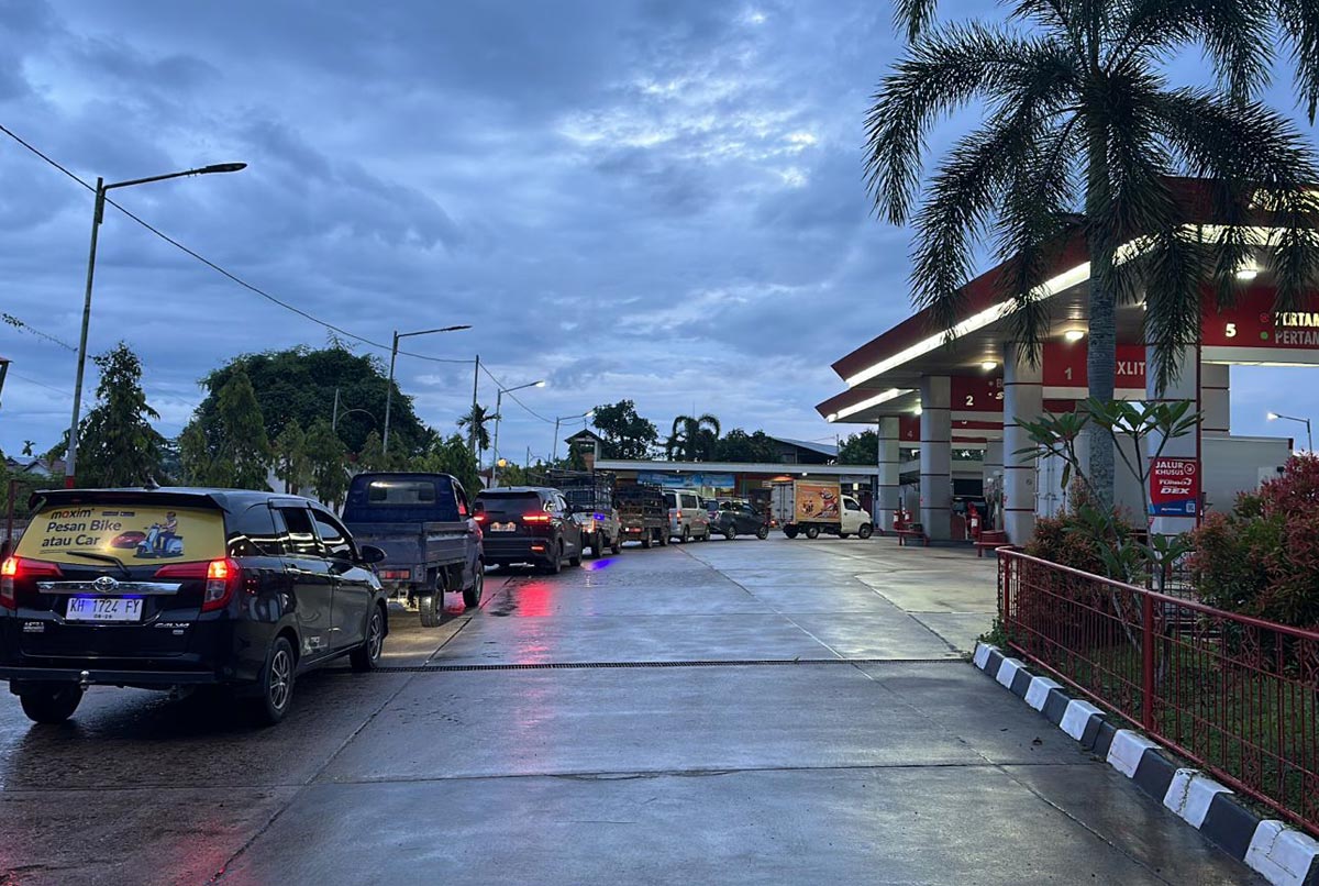 MENGANTRE : Pengendara mengantre BBM di SPBU Jalan MT Haryono, Kota Sampit.
